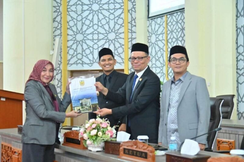 Juru Bicara Fraksi Gerindra DPRK Banda Aceh, Mehran Gara R, menyampaikan pandangan umum fraksi terhadap Rancangan Qanun APBK Tahun Anggaran 2026 dalam Rapat Paripurna DPRK Banda Aceh, Selasa (11/11/2025).