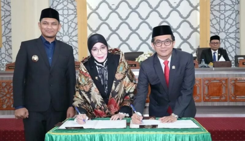 Wali Kota Banda Aceh Illiza Sa’aduddin Djamal bersama pimpinan DPRK Banda Aceh menandatangani berita acara persetujuan bersama Raqan APBK Banda Aceh Tahun Anggaran 2026 dalam sidang paripurna DPRK, Rabu (26/11/2025).