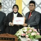 Wali Kota Banda Aceh Illiza Sa’aduddin Djamal menyerahkan dokumen Rancangan Qanun APBK Banda Aceh Tahun Anggaran 2026 kepada Ketua DPRK Banda Aceh Irwansayah dalam sidang paripurna DPRK, Senin, 10 November 2025.