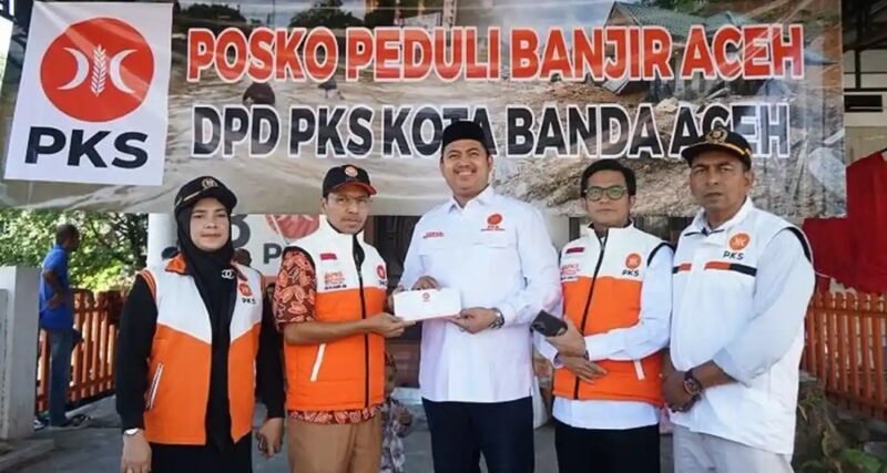 PKS Potong Gaji — Anggota Fraksi PKS DPRK Banda Aceh berfoto bersama di Posko Peduli Banjir Aceh DPD PKS Banda Aceh usai menyerahkan bantuan hasil pemotongan gaji Desember 2025 untuk korban banjir di sejumlah wilayah Aceh, Senin (1/12/2025).