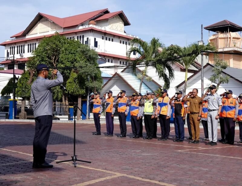 Kepala Bidang Angkutan Jalan Dishub Aceh, Amarullah, memimpin apel kesiapan rampcheck kendaraan dalam rangka angkutan Lebaran dan mudik gratis Pemerintah Aceh Tahun 2026 di halaman Kantor Dishub Aceh, Banda Aceh, Senin (9/2/2026).