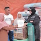 Wali Kota Banda Aceh Illiza Sa’aduddin Djamal menyerahkan bantuan secara simbolis kepada warga terdampak bencana di Desa Meriah Jaya, Kecamatan Gajah Putih, Kabupaten Bener Meriah, Minggu (8/2/2026), sebagai wujud solidaritas dan kepedulian antardaerah.