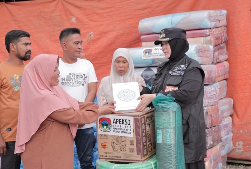 Wali Kota Banda Aceh Illiza Sa’aduddin Djamal menyerahkan bantuan secara simbolis kepada warga terdampak bencana di Desa Meriah Jaya, Kecamatan Gajah Putih, Kabupaten Bener Meriah, Minggu (8/2/2026), sebagai wujud solidaritas dan kepedulian antardaerah.