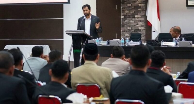 Ketua DPRA Zulfadhli, A.Md bersama Gubernur Aceh menandatangani Berita Acara Persetujuan Bersama KUA–PPAS Tahun Anggaran 2026 dalam Rapat Paripurna DPRA di Gedung Utama DPRA, Banda Aceh, Jumat (14/11/2025).