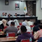 Wakil Ketua DPRA H. Ali Basrah, S.Pd., MM, saat menyampaikan sambutan dalam Rapat Koordinasi Perencanaan dan Penganggaran APBD bersama KPK RI di Ruang Serba Guna DPRA, Jumat (24/10/2025).