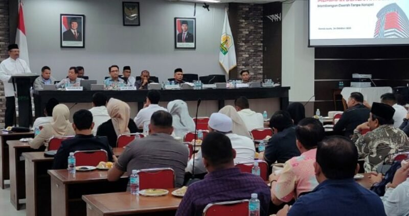 Wakil Ketua DPRA H. Ali Basrah, S.Pd., MM, saat menyampaikan sambutan dalam Rapat Koordinasi Perencanaan dan Penganggaran APBD bersama KPK RI di Ruang Serba Guna DPRA, Jumat (24/10/2025).