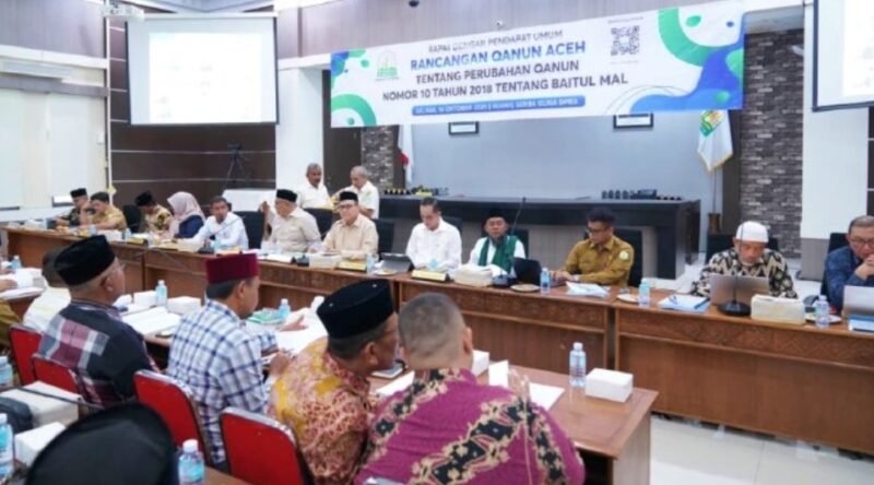 Ketua Komisi VII DPRA H. Ilmiza Saaduddin Jamal, MBA, membuka RDPU pembahasan Rancangan Qanun Perubahan Kedua atas Qanun Aceh Nomor 10 Tahun 2018 tentang Baitul Mal di Ruang Serba Guna DPRA, Selasa (14/10/2025).