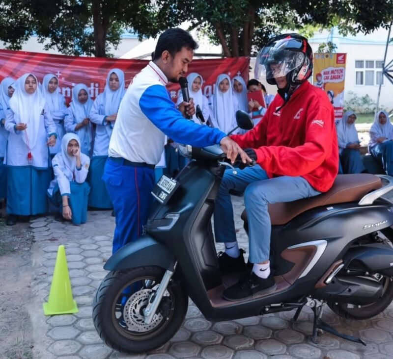 Pelajar SMA Negeri 2 Banda Aceh mengikuti edukasi keselamatan berkendara yang digelar Dinas Perhubungan Aceh bekerja sama dengan Capella Honda dalam program Safe Riding Go To School, Senin (9/2/2026).