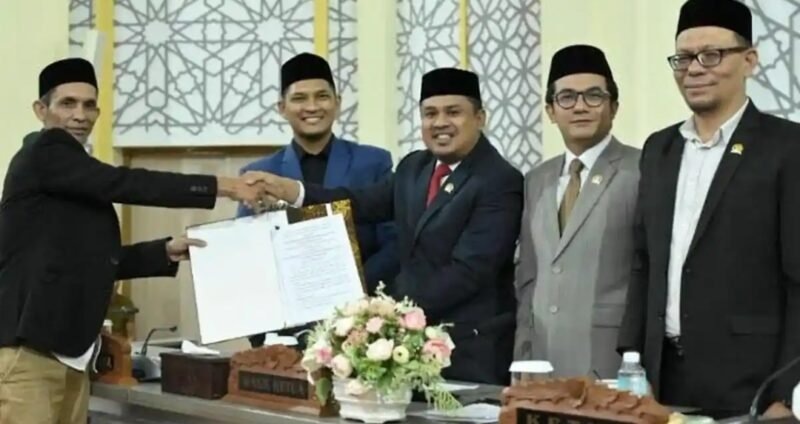 Anggota Banggar DPRK Banda Aceh, Tgk Januar Hasan, membacakan penyampaian usul, saran, dan pendapat Badan Anggaran DPRK terhadap Rancangan Qanun APBK Banda Aceh Tahun Anggaran 2026 dalam sidang paripurna di Gedung DPRK Banda Aceh.(25/11/2025)