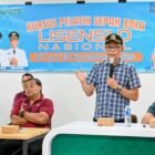 Wakil Ketua DPRK Banda Aceh, Dr. Musriadi, S.Pd., M.Pd., saat menutup Kursus Pelatih Sepakbola Lisensi D Nasional yang diselenggarakan Dispora Kota Banda Aceh di Aula Stadion H. Dimurthala, Lampineung, Rabu (12/11/2025).