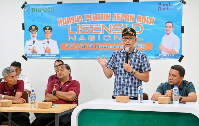 Wakil Ketua DPRK Banda Aceh, Dr. Musriadi, S.Pd., M.Pd., saat menutup Kursus Pelatih Sepakbola Lisensi D Nasional yang diselenggarakan Dispora Kota Banda Aceh di Aula Stadion H. Dimurthala, Lampineung, Rabu (12/11/2025).