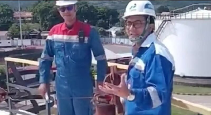 Ketua DPRK Banda Aceh Irwansyah, ST saat melakukan pengecekan langsung stok BBM di Terminal BBM Krueng Raya bersama pihak Pertamina, Selasa (2/12/2025).