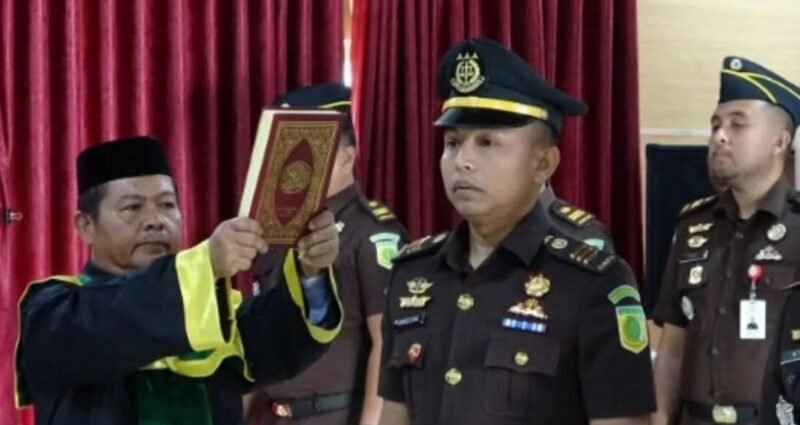 Kajari Aceh Besar Jemmy Novian Tirayudi, SH, MH melantik Asmadi Syam, SH, MH sebagai Kepala Seksi Tindak Pidana Khusus Kejaksaan Negeri Aceh Besar di Aula Kejari Aceh Besar, Jantho, Senin (9/2/2026).