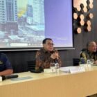 (Kiri-Kanan) Ketua Sekretariat Pansel Staf Ahli Menteri Keuangan Bidang Jasa Keuangan dan Pasar Modal, Arief Wibisono, dan Anggota Sekretariat Pansel Direktur Departemen Hukum Bank Indonesia, Safari Kasiyanto, saat memberikan keterangan pers terkait pembukaan seleksi Anggota Dewan Komisioner OJK, di Jakarta, Rabu (11/2/2026).