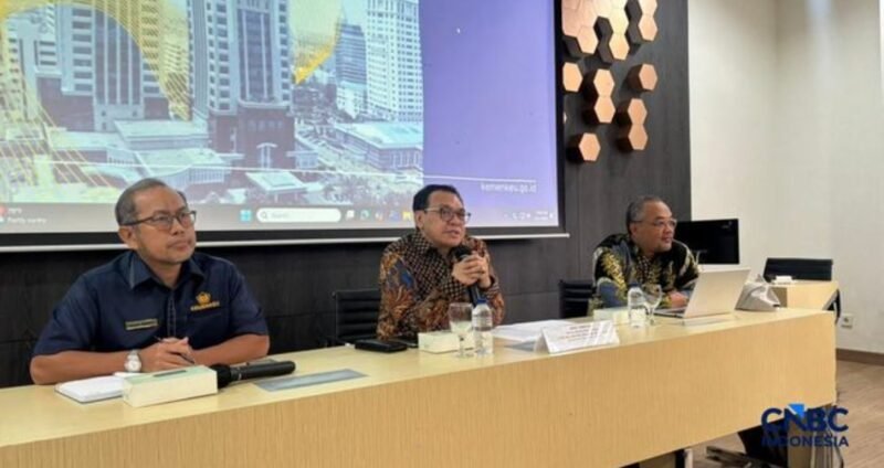 (Kiri-Kanan) Ketua Sekretariat Pansel Staf Ahli Menteri Keuangan Bidang Jasa Keuangan dan Pasar Modal, Arief Wibisono, dan Anggota Sekretariat Pansel Direktur Departemen Hukum Bank Indonesia, Safari Kasiyanto, saat memberikan keterangan pers terkait pembukaan seleksi Anggota Dewan Komisioner OJK, di Jakarta, Rabu (11/2/2026).
