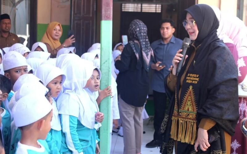 Wali Kota Banda Aceh, Illiza Sa’aduddin Djamal, membuka kegiatan CHD Awareness Week di SD Negeri 67 Percontohan Banda Aceh, Selasa (10/2), didampingi jajaran Disdikbud, Pokja PAUD, serta civitas akademika Fakultas Kedokteran Unsyiah.