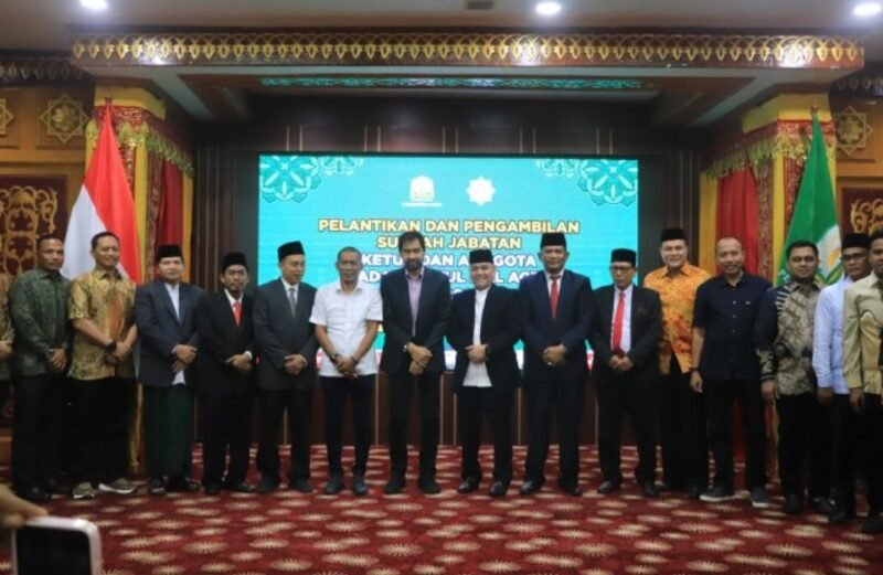 Gubernur Aceh Muzakir Manaf mengambil sumpah jabatan Ketua dan Anggota Badan Baitul Mal Aceh (BMA) periode 2025–2030 di Anjong Mon Mata, Banda Aceh, Senin (17/11/2025), disaksikan unsur Forkopimda dan para undangan.