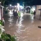 Petugas BPBD bersama warga melakukan pembersihan material pascabanjir dan pohon tumbang akibat hujan lebat dan angin kencang yang melanda sejumlah wilayah di Jawa Tengah, Februari 2026.