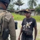 Petugas mengevakuasi sopir mobil tangki air bersih yang menjadi korban penembakan di jalur Dekai–Lopon, Yahukimo, Kamis (12/2/2026). Korban dirujuk ke RS Bhayangkara Polda Papua di Jayapura untuk perawatan intensif.