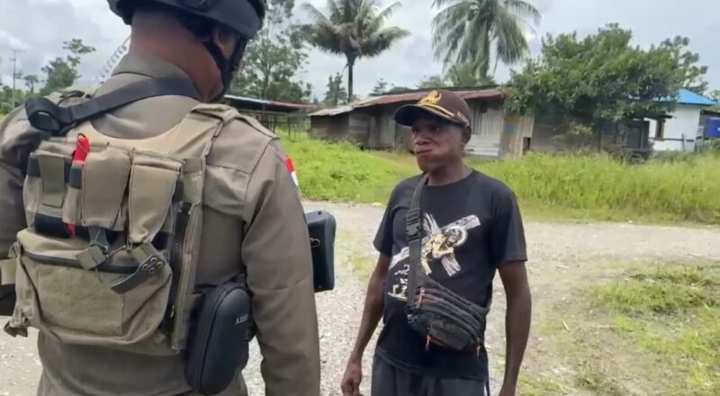 Petugas mengevakuasi sopir mobil tangki air bersih yang menjadi korban penembakan di jalur Dekai–Lopon, Yahukimo, Kamis (12/2/2026). Korban dirujuk ke RS Bhayangkara Polda Papua di Jayapura untuk perawatan intensif.