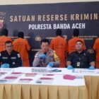 Kapolresta Banda Aceh didampingi jajaran saat konferensi pers pengungkapan dua kasus dugaan kekerasan seksual terhadap anak di Aula Meuligoe Rastra Sewakottama, Jumat (13/2/2026).