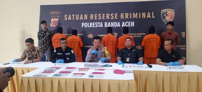 Kapolresta Banda Aceh didampingi jajaran saat konferensi pers pengungkapan dua kasus dugaan kekerasan seksual terhadap anak di Aula Meuligoe Rastra Sewakottama, Jumat (13/2/2026).