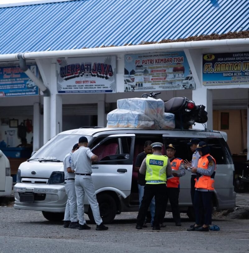 Petugas Dishub Aceh bersama tim gabungan melakukan pemeriksaan kelaikan kendaraan (rampcheck) terhadap armada angkutan umum AKDP di salah satu terminal di Aceh, Jumat (13/2), sebagai persiapan pengamanan arus mudik Idul Fitri 1447 H.