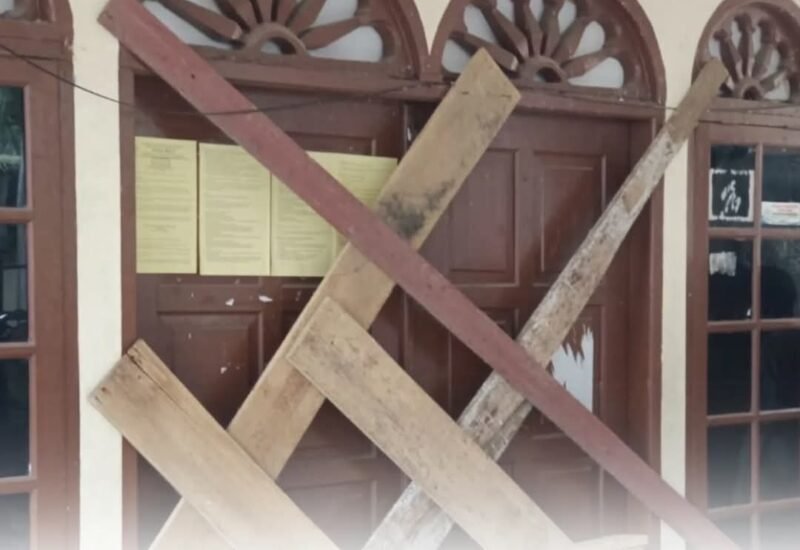 Ratusan warga Gampong Blang Naleung Mameh menyegel Kantor Keuchik, Jumat (13/2/2026), sebagai bentuk protes terhadap penyaluran bantuan perbaikan rumah rusak akibat banjir yang dinilai tidak merata.