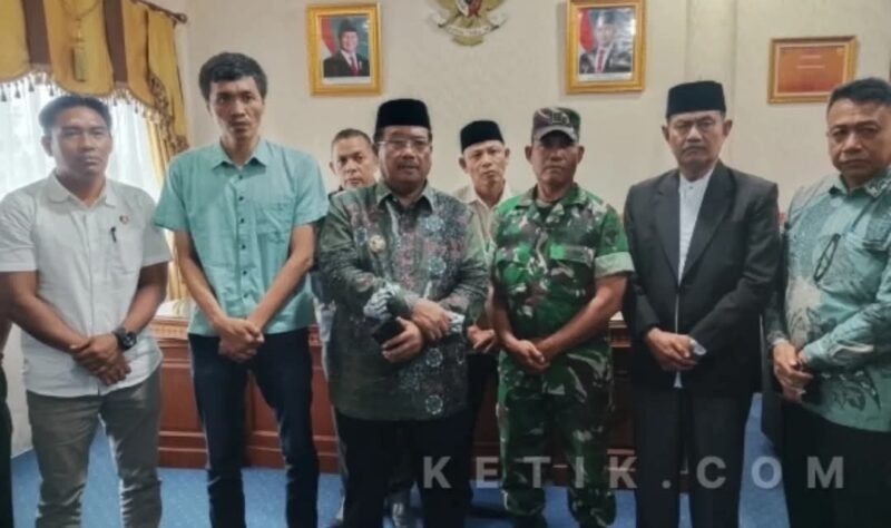 Bupati Aceh Singkil Safriadi Oyon bersama Forkopimda menyampaikan keputusan penyaluran bantuan Presiden RI sebesar Rp1 miliar dalam bentuk uang tunai kepada 10.652 kepala keluarga terdampak banjir untuk pembelian daging meugang, Jumat (13/2/2026).