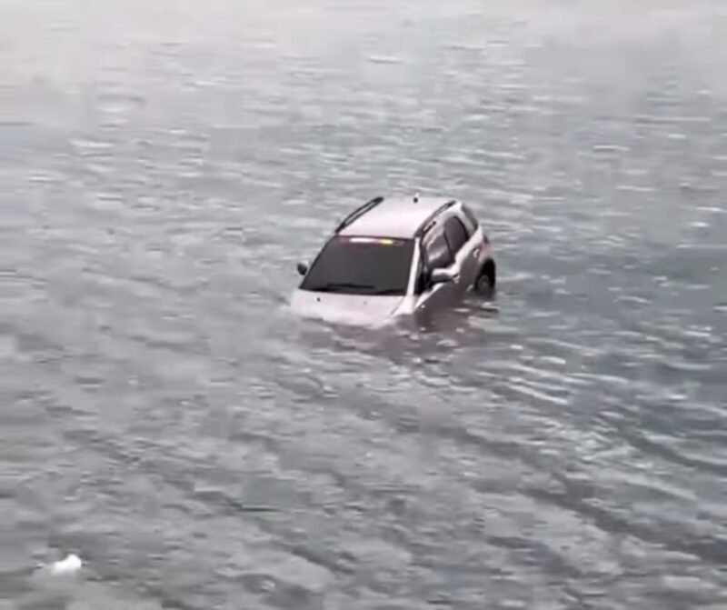 Warga mengevakuasi pengemudi mobil yang terperosok ke laut di kawasan pesisir Ulee Lheue, Kota Banda Aceh, Jumat (13/02/2026). Pengemudi dilaporkan selamat dalam insiden tersebut.