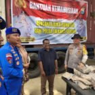 Penyerahan bantuan 10 ton ikan asin dari Kapolda Sulawesi Selatan kepada masyarakat terdampak banjir di Aceh Tamiang, disaksikan jajaran Polres Aceh Tamiang, Sabtu (14/2/2026).