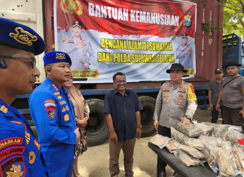 Penyerahan bantuan 10 ton ikan asin dari Kapolda Sulawesi Selatan kepada masyarakat terdampak banjir di Aceh Tamiang, disaksikan jajaran Polres Aceh Tamiang, Sabtu (14/2/2026).