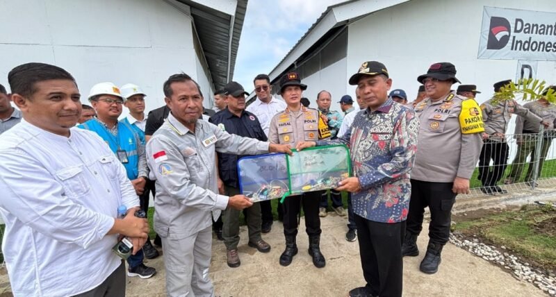 Kapolres Pidie Jaya bersama unsur Forkopimda menghadiri peresmian dan penyerahan 212 unit hunian sementara (huntara) bagi warga terdampak banjir dan longsor di Kecamatan Meureudu, Kabupaten Pidie Jaya, Sabtu (14/2/2026).