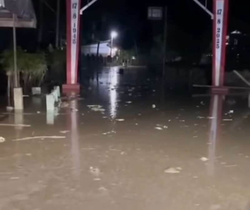 Banjir susulan merendam kawasan Pante Beurenee dan Dayah Husen, Kecamatan Meurah Dua, Kabupaten Pidie Jaya, Sabtu malam (14/2/2026). Sebuah ekskavator terpaksa dievakuasi menembus genangan air untuk menghindari kerusakan akibat luapan sungai.