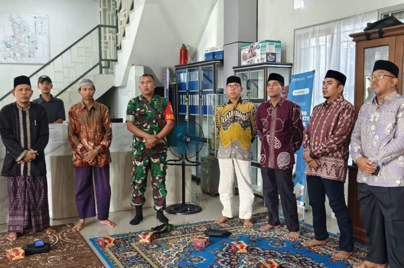 prosesi serah terima jabatan (sertijab) Keuchik Gampong Lamteh periode 2026–2032 yang digelar di gedung serba guna gampong setempat.(15/2/2026)