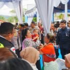 Ketua Komisi IV DPR RI Siti Hediati Hariyadi (Titiek Soeharto) bersama Kapolri Jenderal Listyo Sigit Prabowo meninjau huntara di Asrama Haji Pinangsori, Tapanuli Tengah, serta menyerahkan bantuan bagi korban bencana, Minggu (15/2/2026).