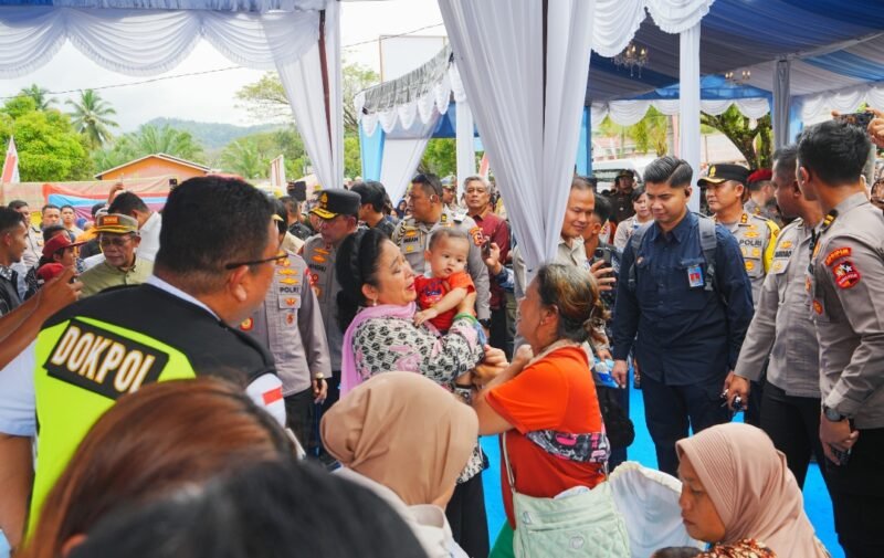 Ketua Komisi IV DPR RI Siti Hediati Hariyadi (Titiek Soeharto) bersama Kapolri Jenderal Listyo Sigit Prabowo meninjau huntara di Asrama Haji Pinangsori, Tapanuli Tengah, serta menyerahkan bantuan bagi korban bencana, Minggu (15/2/2026).