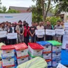 Penasihat Khusus Gubernur Aceh Abu Salam menyerahkan bantuan logistik dari Salam Setara, Kitabisa, dan Miss Glam MFoundation kepada para keuchik dari 22 desa terdampak banjir bandang di Desa Blang Kuruk, Kabupaten Bireuen, Minggu (15/2/2026).