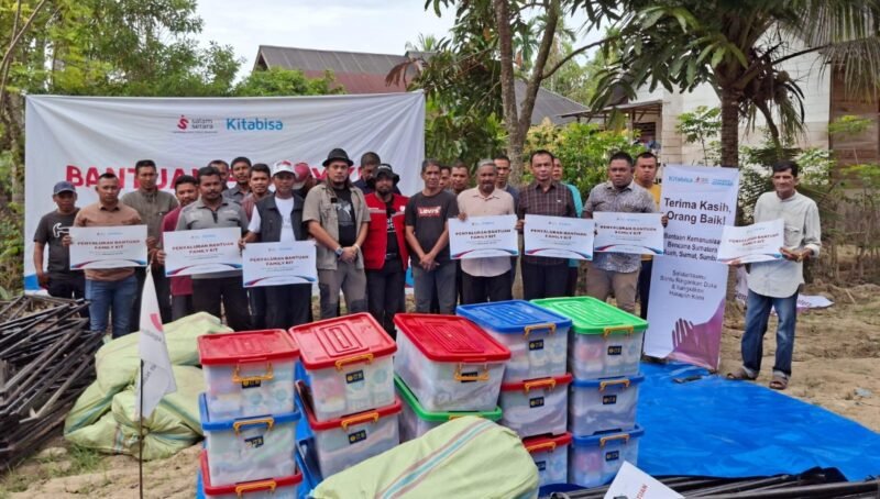 Penasihat Khusus Gubernur Aceh Abu Salam menyerahkan bantuan logistik dari Salam Setara, Kitabisa, dan Miss Glam MFoundation kepada para keuchik dari 22 desa terdampak banjir bandang di Desa Blang Kuruk, Kabupaten Bireuen, Minggu (15/2/2026).