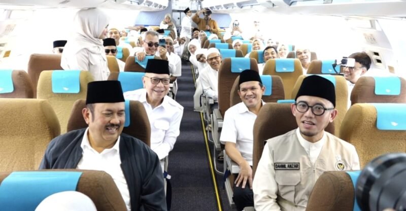 Wakil Gubernur Aceh, Fadhlullah, SE di dampingi SKPA terkait menghadiri acara Penyerahan Mock-Up Pesawat Kepada Asrama Haji Prov. Aceh, Minggu, 15 Februari 2026