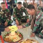 Pabung Kodim 0103/Aceh Utara Mayor Czi Rusli didampingi unsur Muspika Cot Girek memotong pita sebagai tanda peresmian Jembatan Bailey di Desa Alue Leuhob, Aceh Utara, Sabtu (14/2/2026).