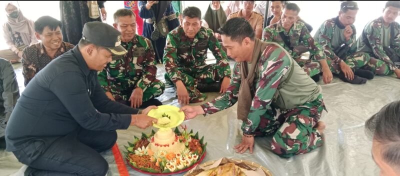 Pabung Kodim 0103/Aceh Utara Mayor Czi Rusli didampingi unsur Muspika Cot Girek memotong pita sebagai tanda peresmian Jembatan Bailey di Desa Alue Leuhob, Aceh Utara, Sabtu (14/2/2026).