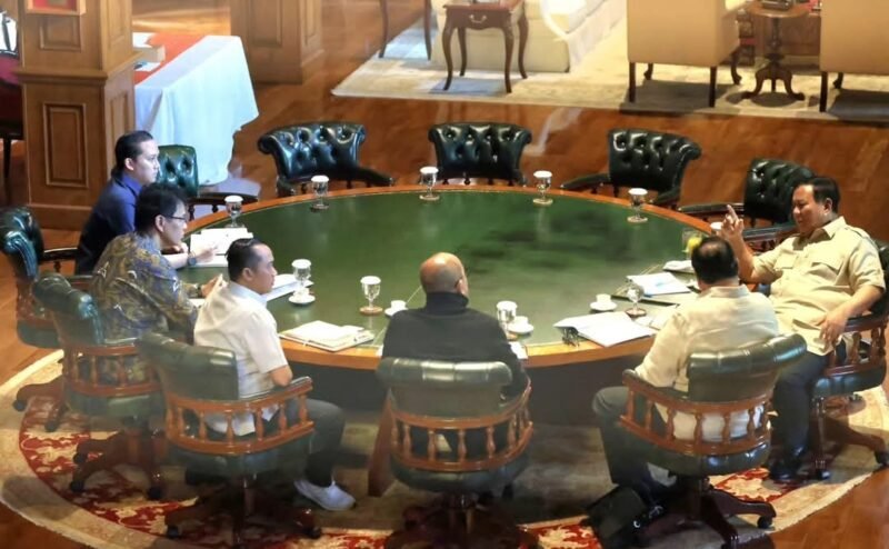 Presiden Prabowo Subianto memimpin pertemuan dengan sejumlah menteri bidang ekonomi di kediaman pribadinya di Hambalang, Bogor, Minggu (15/2/2026),