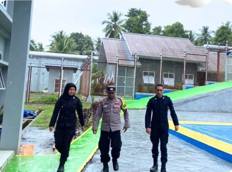 Personel Polsek Pulau Ternate bersama petugas Lapas Perempuan Kelas III Ternate melakukan patroli sambang dan pengecekan area pengamanan pada hari libur, Senin (16/2/2026), guna memastikan situasi tetap aman dan kondusif.