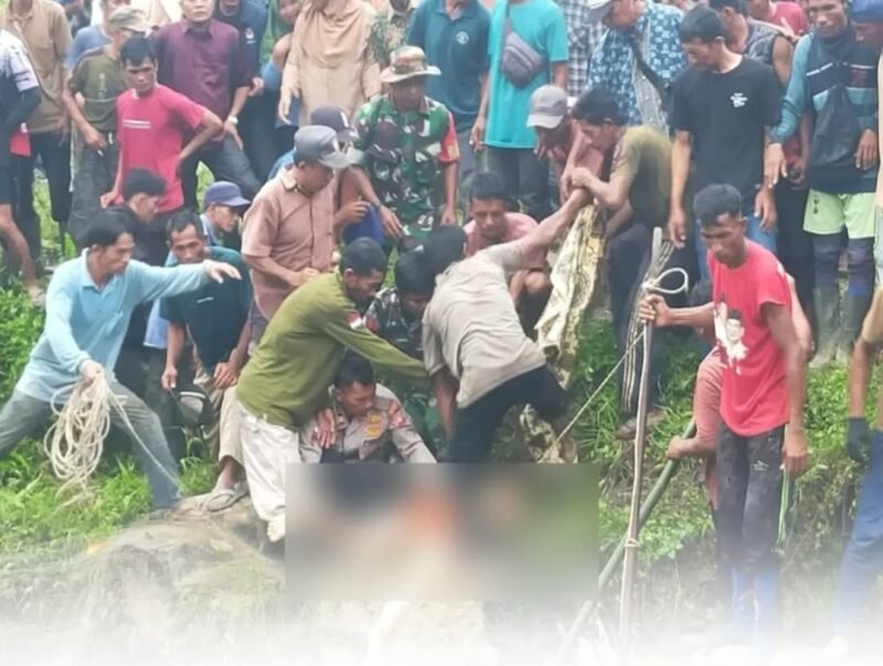 Tim gabungan polisi dan warga mengevakuasi korban yang diterkam buaya di Sungai Luan Boya, Desa Bulu Hadek, Kecamatan Teluk Dalam, Minggu (15/2/2026). Suasana duka menyelimuti lokasi kejadian.