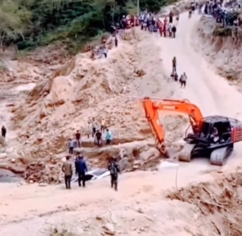Sebuah minibus terbalik di jalur KKA kawasan Wih Kanis, Bale Musara, Bener Meriah, Minggu (15/2/2026), akibat kondisi jalan licin dan rusak pascabanjir bandang.