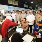 Kapolri Jenderal Listyo Sigit Prabowo saat mendonorkan darah dalam rangka perayaan HUT ke-53 KSPSI di Tangerang, Banten, Senin (16/2/2026).