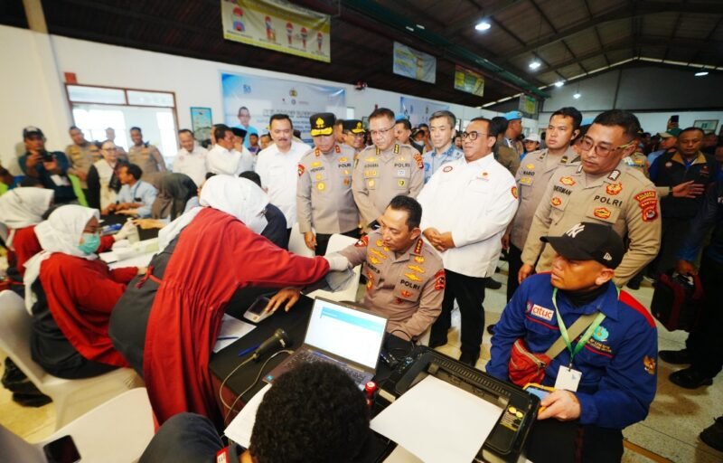 Kapolri Jenderal Listyo Sigit Prabowo saat mendonorkan darah dalam rangka perayaan HUT ke-53 KSPSI di Tangerang, Banten, Senin (16/2/2026).