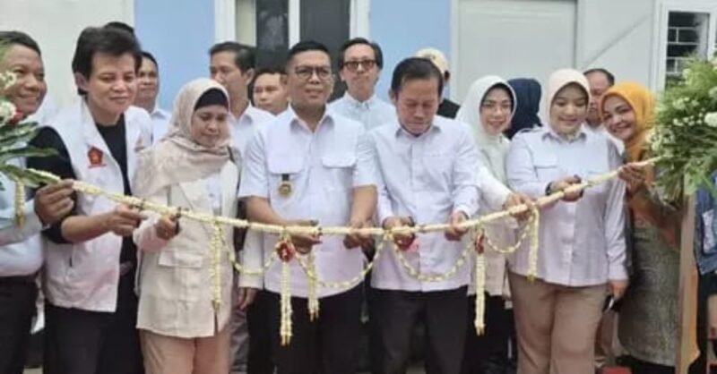 Gubernur Andra Soni meresmikan Pos Kesehatan Merah Putih di kawasan Taman Sari, Kota Serang, Senin (16/2/2026).