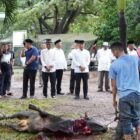 Kasdam IM Brigjen TNI Dwi Sasongko menyerahkan secara simbolis daging Meugang kepada masyarakat di Lapangan Blang Padang, Banda Aceh, Selasa (17/2/2026), sebagai bentuk pelestarian budaya dan kepedulian sosial menyambut Ramadan 1447 H.